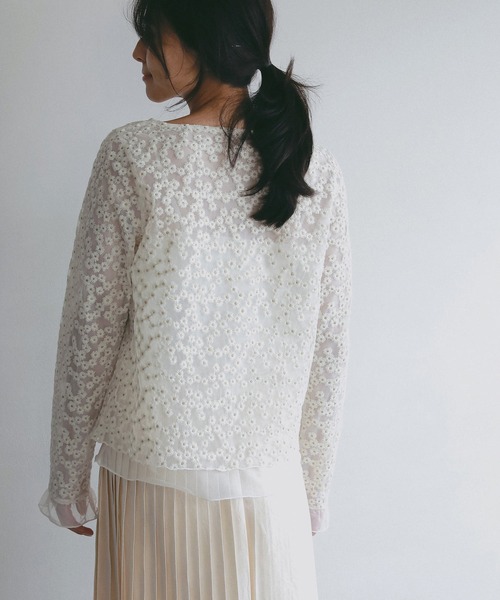 AJUGA.(アジュガ)の「シアージャガードフラワーカットソー(Tシャツ/カットソー・レディース・ブラック・S)」の2枚目の写真