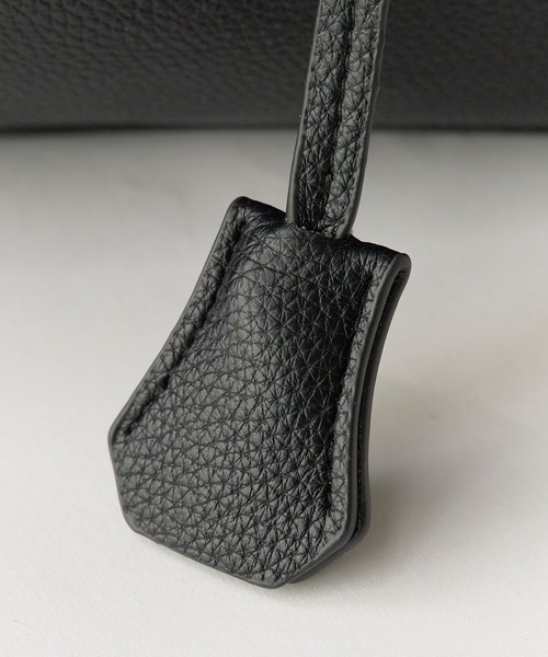AO2（アオズ）の「Faux Leather Square Shoulder Bag / フェイクレザー スクエアショルダーバッグ 秋 秋服 2026年秋冬（ショルダーバッグ・レディース・ブラック/ホワイト/ブラウン・FREE）」の4枚目の写真