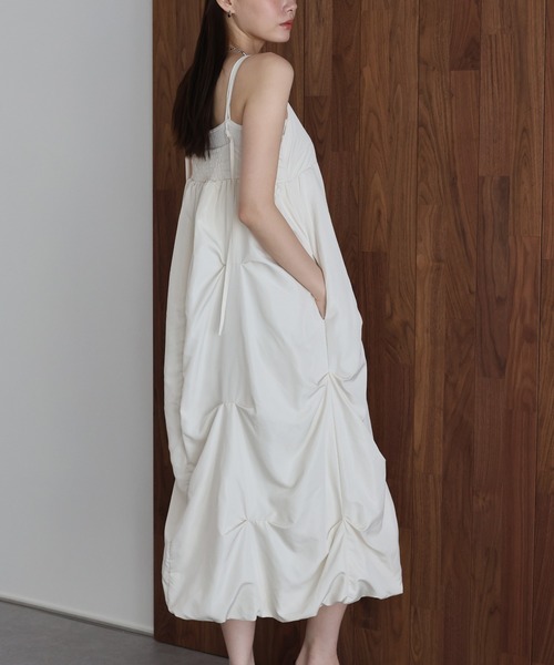 J by blue(ジェイバイブルー)の「ランダムタックバルーンキャミワンピース(ワンピース・レディース・アイボリー/ブラック・MEDIUM)」の10枚目の写真