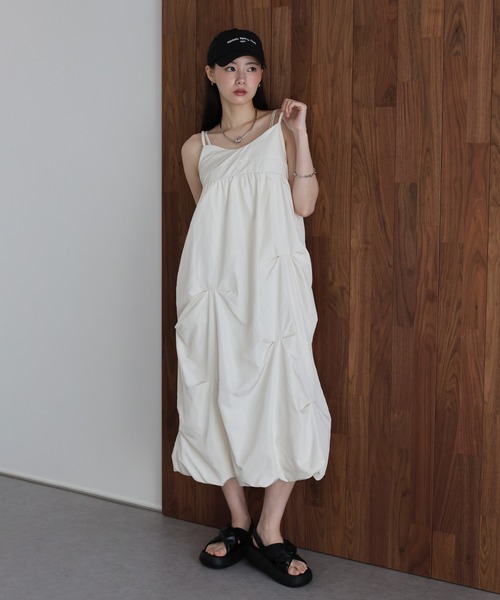J by blue(ジェイバイブルー)の「ランダムタックバルーンキャミワンピース(ワンピース・レディース・アイボリー/ブラック・MEDIUM)」の7枚目の写真
