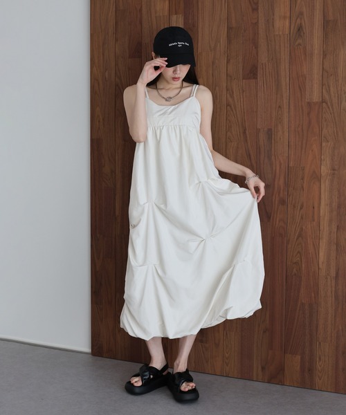 J by blue(ジェイバイブルー)の「ランダムタックバルーンキャミワンピース(ワンピース・レディース・アイボリー/ブラック・MEDIUM)」の9枚目の写真