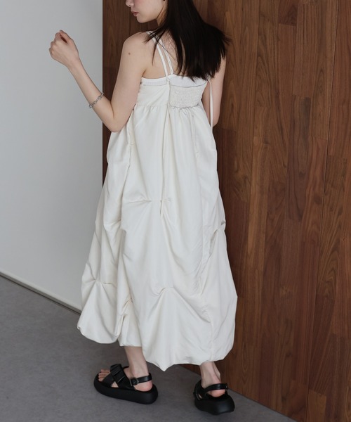 J by blue(ジェイバイブルー)の「ランダムタックバルーンキャミワンピース(ワンピース・レディース・アイボリー/ブラック・MEDIUM)」の12枚目の写真
