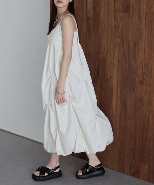 J by blue(ジェイバイブルー)の「ランダムタックバルーンキャミワンピース(ワンピース・レディース・アイボリー/ブラック・MEDIUM)」の11枚目の写真