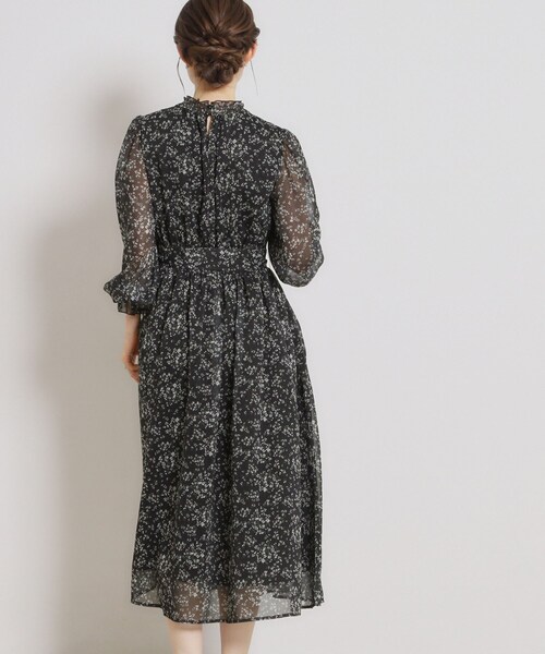 couture brooch（クチュールブローチ）の「【洗える・着映え】楊柳小花シャーリングワンピース（ワンピース・レディース・アイボリー系/ブルー系5/ブラック系・42/40/38/36）」の4枚目の写真