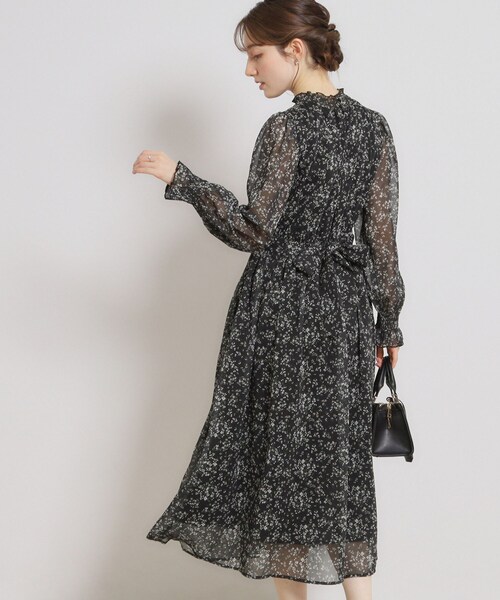 couture brooch（クチュールブローチ）の「【洗える・着映え】楊柳小花シャーリングワンピース（ワンピース・レディース・アイボリー系/ブルー系5/ブラック系・42/40/38/36）」の6枚目の写真