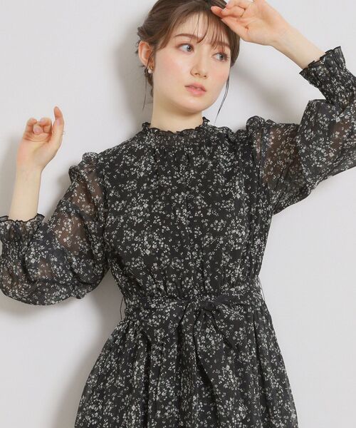 couture brooch（クチュールブローチ）の「【洗える・着映え】楊柳小花シャーリングワンピース（ワンピース・レディース・アイボリー系/ブルー系5/ブラック系・42/40/38/36）」の7枚目の写真