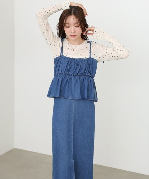 Bab(バブ)の「【選べるサイズ展開】デニムペプラムギャザーキャミワンピース(ワンピース・レディース・ライトブルー/ブルー・M/S)」の2枚目の写真