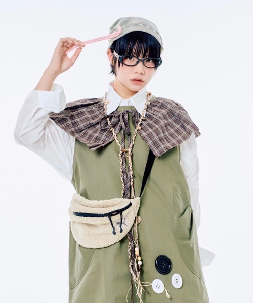 Never mind the XU / Chikashitsu+（ネバーマインド ザ エックスユー / チカシツプラス）の「【Nerd out XU】ribbon design oval glasses / 【ナードアウトエックスユー】リボンデザインオーバルグラス <着用動画あり>（メガネ・レディース・ブラック・ONE SIZE）」の4枚目の写真