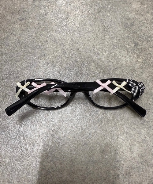 Never mind the XU / Chikashitsu+(ネバーマインド ザ エックスユー / チカシツプラス)の「【Nerd out XU】ribbon design oval glasses / 【ナードアウトエックスユー】リボンデザインオーバルグラス <着用動画あり>(メガネ・レディース・ブラック・ONE SIZE)」の6枚目の写真