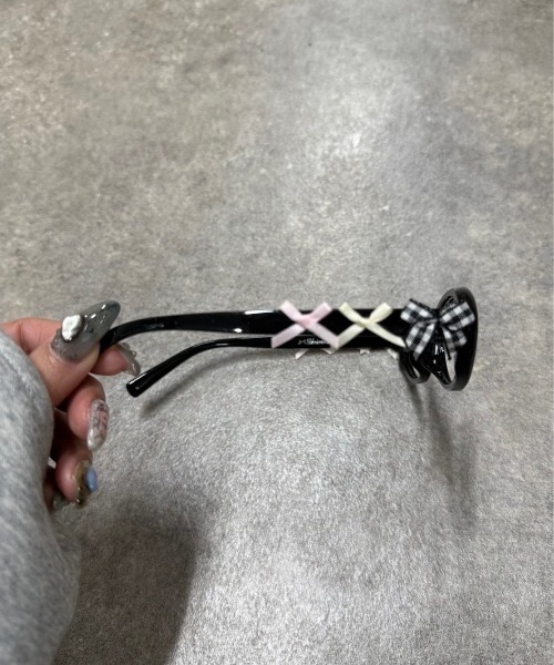 Never mind the XU / Chikashitsu+(ネバーマインド ザ エックスユー / チカシツプラス)の「【Nerd out XU】ribbon design oval glasses / 【ナードアウトエックスユー】リボンデザインオーバルグラス <着用動画あり>(メガネ・レディース・ブラック・ONE SIZE)」の8枚目の写真