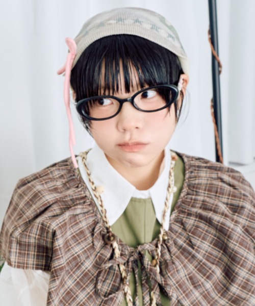Never mind the XU / Chikashitsu+(ネバーマインド ザ エックスユー / チカシツプラス)の「【Nerd out XU】ribbon design oval glasses / 【ナードアウトエックスユー】リボンデザインオーバルグラス <着用動画あり>(メガネ・レディース・ブラック・ONE SIZE)」の10枚目の写真
