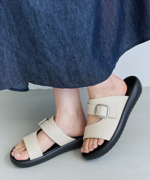 LAVEANGE（ラビアンジェ）の「【ゆったり甲高】バックルストラップサンダル（サンダル・レディース・アイボリー/ブラック・23.5cm/24.5cm）」の2枚目の写真