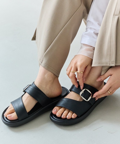 LAVEANGE（ラビアンジェ）の「【ゆったり甲高】バックルストラップサンダル（サンダル・レディース・アイボリー/ブラック・23.5cm/24.5cm）」の3枚目の写真