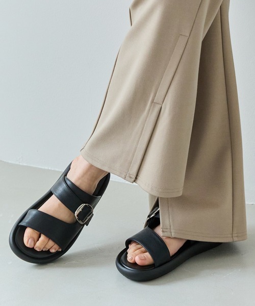 LAVEANGE（ラビアンジェ）の「【ゆったり甲高】バックルストラップサンダル（サンダル・レディース・アイボリー/ブラック・23.5cm/24.5cm）」の5枚目の写真