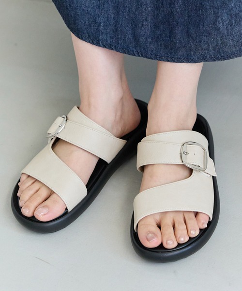 LAVEANGE（ラビアンジェ）の「【ゆったり甲高】バックルストラップサンダル（サンダル・レディース・アイボリー/ブラック・23.5cm/24.5cm）」の9枚目の写真