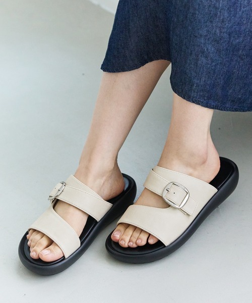 LAVEANGE（ラビアンジェ）の「【ゆったり甲高】バックルストラップサンダル（サンダル・レディース・アイボリー/ブラック・23.5cm/24.5cm）」の10枚目の写真