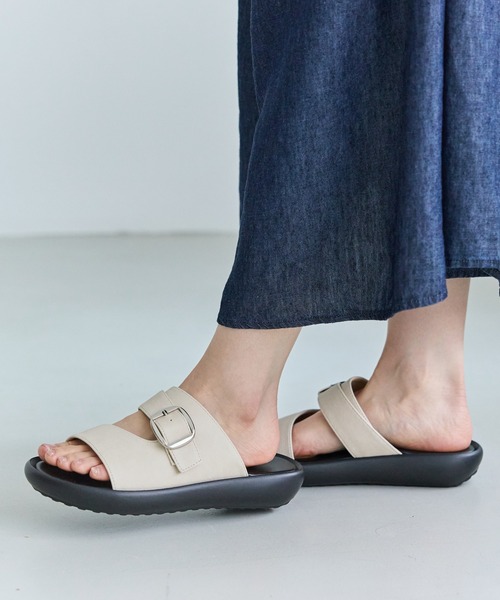 LAVEANGE（ラビアンジェ）の「【ゆったり甲高】バックルストラップサンダル（サンダル・レディース・アイボリー/ブラック・23.5cm/24.5cm）」の11枚目の写真