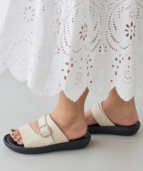 LAVEANGE（ラビアンジェ）の「【ゆったり甲高】バックルストラップサンダル（サンダル・レディース・アイボリー/ブラック・23.5cm/24.5cm）」の22枚目の写真