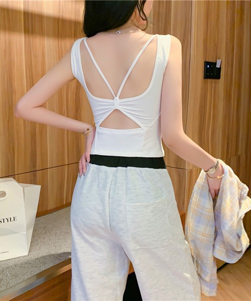 Songe(ソンジュ)の「スクエアネックバッククロスストラップ背あきタンクトップ(タンクトップ・レディース・グレー/ブラウン/ホワイト/チャコールグレー/ブラック・FREE)」の6枚目の写真