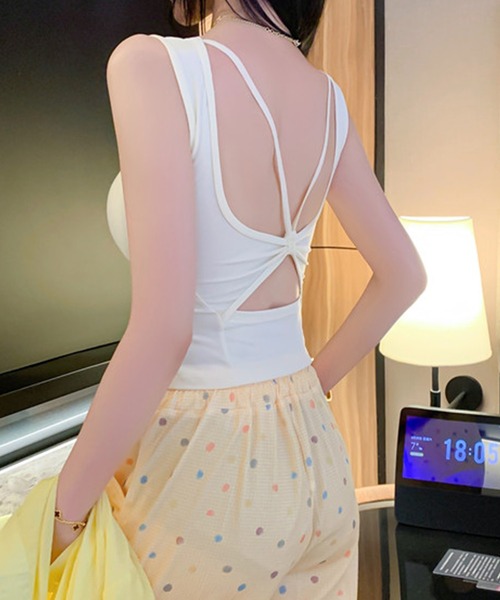 Songe(ソンジュ)の「スクエアネックバッククロスストラップ背あきタンクトップ(タンクトップ・レディース・グレー/ブラウン/ホワイト/チャコールグレー/ブラック・FREE)」の9枚目の写真
