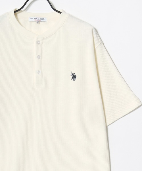 U.S. POLO ASSN.（ユーエスポロアッスン）の「U.S. POLO ASSN./ユーエスポロアッスン 別注 ワッフル/サーマル 無地 ロゴ ワンポイント刺繍 ヘンリーネック 半袖Tシャツ/レディース メンズ（Tシャツ/カットソー・メンズ・ブラック/スミクロ/ネイビー/ホワイト・M/L/LL）」の5枚目の写真