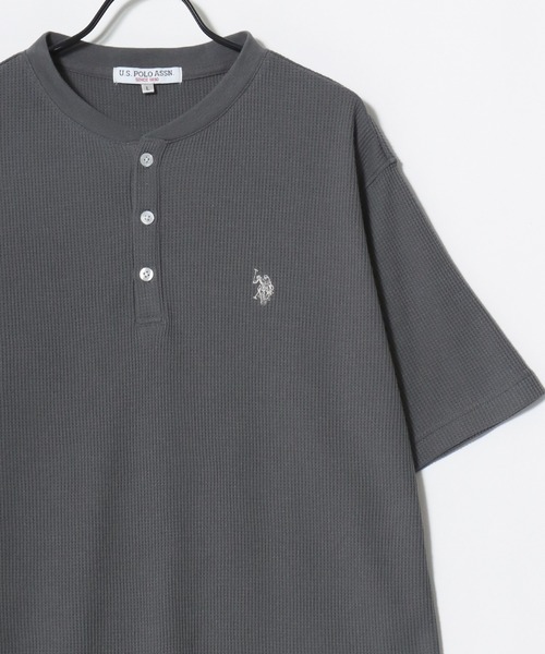 U.S. POLO ASSN.（ユーエスポロアッスン）の「U.S. POLO ASSN./ユーエスポロアッスン 別注 ワッフル/サーマル 無地 ロゴ ワンポイント刺繍 ヘンリーネック 半袖Tシャツ/レディース メンズ（Tシャツ/カットソー・メンズ・ブラック/スミクロ/ネイビー/ホワイト・M/L/LL）」の7枚目の写真