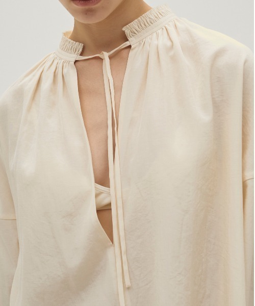 TODAYFUL（トゥデイフル）の「Skipper Silky Shirts（シャツ/ブラウス・レディース・ブラック/キナリ・FREE）」の4枚目の写真