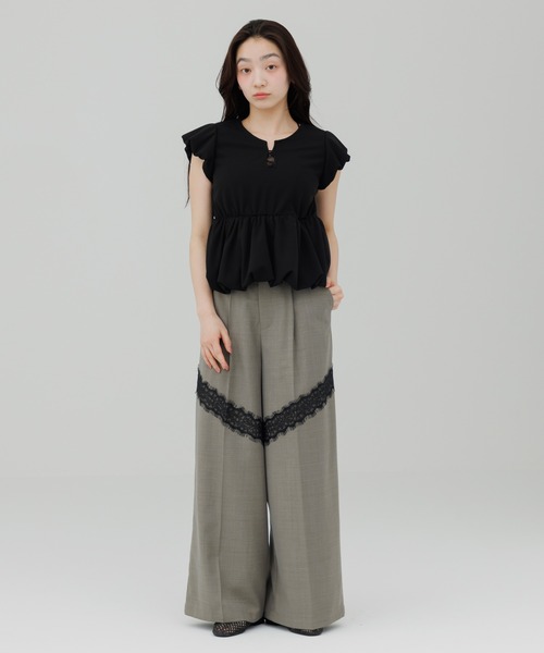 SENEE(セニー)の「peplum puff sleeve tops(ペプラムパフスリーブトップス)(Tシャツ/カットソー・レディース・ブラック/アイボリー・FREE)」の13枚目の写真