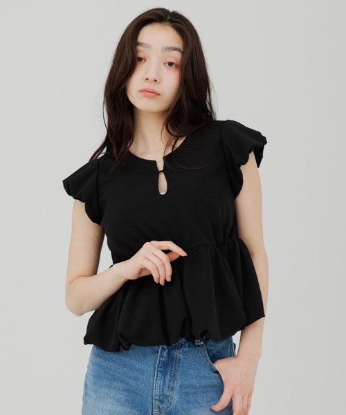 SENEE(セニー)の「peplum puff sleeve tops(ペプラムパフスリーブトップス)(Tシャツ/カットソー・レディース・ブラック/アイボリー・FREE)」の5枚目の写真