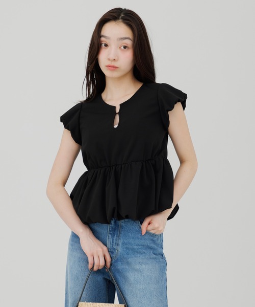 SENEE(セニー)の「peplum puff sleeve tops(ペプラムパフスリーブトップス)(Tシャツ/カットソー・レディース・ブラック/アイボリー・FREE)」の6枚目の写真