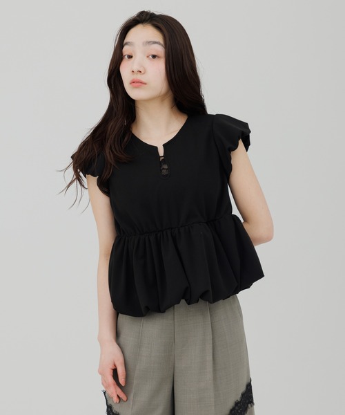 SENEE(セニー)の「peplum puff sleeve tops(ペプラムパフスリーブトップス)(Tシャツ/カットソー・レディース・ブラック/アイボリー・FREE)」の11枚目の写真