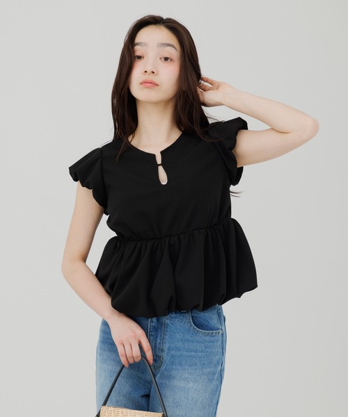 SENEE(セニー)の「peplum puff sleeve tops(ペプラムパフスリーブトップス)(Tシャツ/カットソー・レディース・ブラック/アイボリー・FREE)」の4枚目の写真