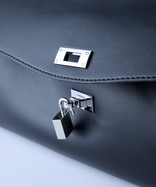 CIASENSE(シアセンス)の「合皮メタルキーロックショルダーバッグ/ハンドバッグ/Faux Leather Metal Key Lock Shoulder Bag/Handbag(ショルダーバッグ・メンズ・ブラック・FREE)」の3枚目の写真