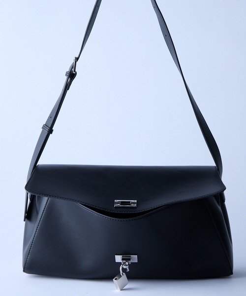 CIASENSE(シアセンス)の「合皮メタルキーロックショルダーバッグ/ハンドバッグ/Faux Leather Metal Key Lock Shoulder Bag/Handbag(ショルダーバッグ・メンズ・ブラック・FREE)」の4枚目の写真