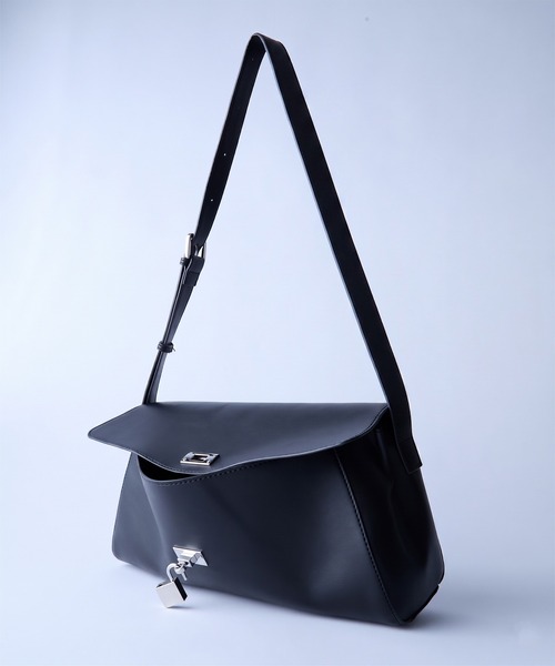 CIASENSE(シアセンス)の「合皮メタルキーロックショルダーバッグ/ハンドバッグ/Faux Leather Metal Key Lock Shoulder Bag/Handbag(ショルダーバッグ・メンズ・ブラック・FREE)」の6枚目の写真