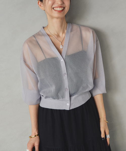 VERMEIL par iena(ヴェルメイユパーイエナ)の「シアーVネックカーディガン(カーディガン/ボレロ・レディース・ブラック/チャコールグレー/ライトグリーン・FREE)」の2枚目の写真