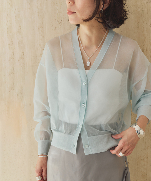 VERMEIL par iena(ヴェルメイユパーイエナ)の「シアーVネックカーディガン(カーディガン/ボレロ・レディース・ブラック/チャコールグレー/ライトグリーン・FREE)」の3枚目の写真