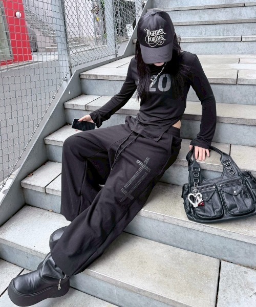 Never mind the XU / Chikashitsu+(ネバーマインド ザ エックスユー / チカシツプラス)の「【nmtc+】cross studs sweat pants / 【エヌエムティーシープラス】クロススタッズスウェットパンツ<着用動画あり>(スウェットパンツ・メンズ・ホワイト/ブラック・ONE SIZE)」の1枚目の写真