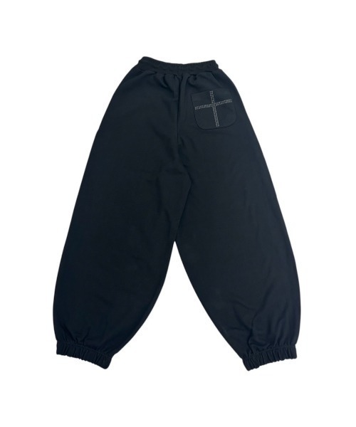Never mind the XU / Chikashitsu+(ネバーマインド ザ エックスユー / チカシツプラス)の「【nmtc+】cross studs sweat pants / 【エヌエムティーシープラス】クロススタッズスウェットパンツ<着用動画あり>(スウェットパンツ・メンズ・ホワイト/ブラック・ONE SIZE)」の4枚目の写真
