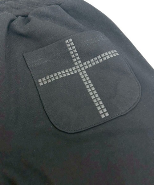 Never mind the XU / Chikashitsu+(ネバーマインド ザ エックスユー / チカシツプラス)の「【nmtc+】cross studs sweat pants / 【エヌエムティーシープラス】クロススタッズスウェットパンツ<着用動画あり>(スウェットパンツ・メンズ・ホワイト/ブラック・ONE SIZE)」の6枚目の写真