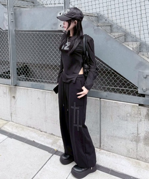 Never mind the XU / Chikashitsu+(ネバーマインド ザ エックスユー / チカシツプラス)の「【nmtc+】cross studs sweat pants / 【エヌエムティーシープラス】クロススタッズスウェットパンツ<着用動画あり>(スウェットパンツ・メンズ・ホワイト/ブラック・ONE SIZE)」の12枚目の写真