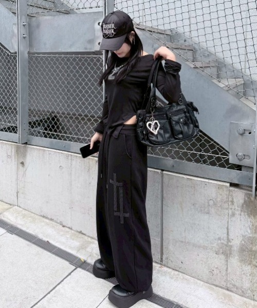 Never mind the XU / Chikashitsu+(ネバーマインド ザ エックスユー / チカシツプラス)の「【nmtc+】cross studs sweat pants / 【エヌエムティーシープラス】クロススタッズスウェットパンツ<着用動画あり>(スウェットパンツ・メンズ・ホワイト/ブラック・ONE SIZE)」の11枚目の写真