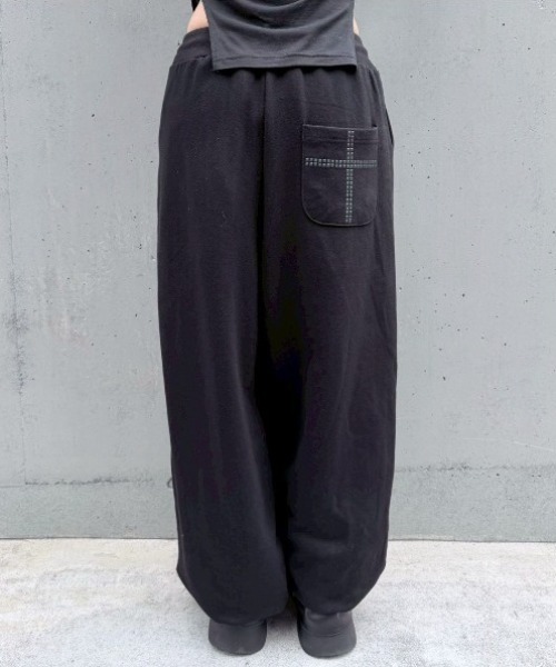 Never mind the XU / Chikashitsu+(ネバーマインド ザ エックスユー / チカシツプラス)の「【nmtc+】cross studs sweat pants / 【エヌエムティーシープラス】クロススタッズスウェットパンツ<着用動画あり>(スウェットパンツ・メンズ・ホワイト/ブラック・ONE SIZE)」の18枚目の写真