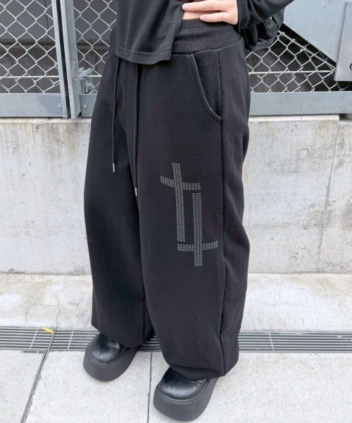 Never mind the XU / Chikashitsu+(ネバーマインド ザ エックスユー / チカシツプラス)の「【nmtc+】cross studs sweat pants / 【エヌエムティーシープラス】クロススタッズスウェットパンツ<着用動画あり>(スウェットパンツ・メンズ・ホワイト/ブラック・ONE SIZE)」の14枚目の写真