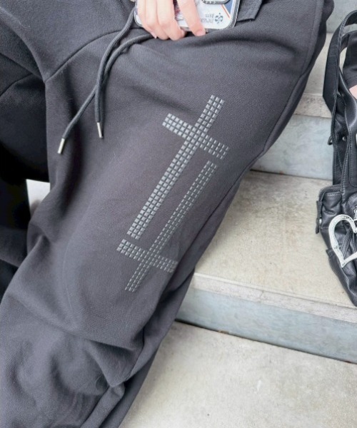 Never mind the XU / Chikashitsu+(ネバーマインド ザ エックスユー / チカシツプラス)の「【nmtc+】cross studs sweat pants / 【エヌエムティーシープラス】クロススタッズスウェットパンツ<着用動画あり>(スウェットパンツ・メンズ・ホワイト/ブラック・ONE SIZE)」の19枚目の写真