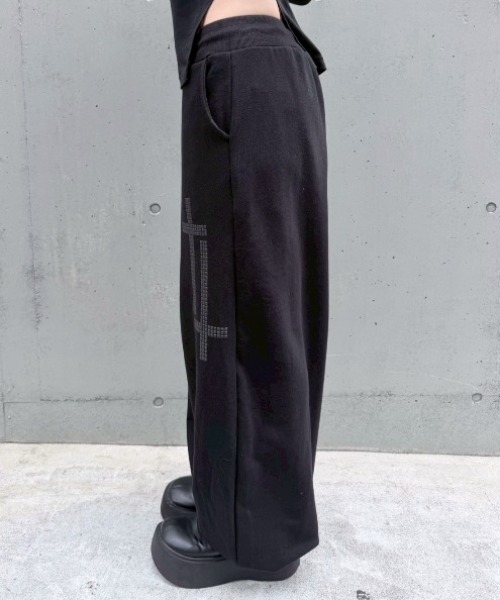 Never mind the XU / Chikashitsu+(ネバーマインド ザ エックスユー / チカシツプラス)の「【nmtc+】cross studs sweat pants / 【エヌエムティーシープラス】クロススタッズスウェットパンツ<着用動画あり>(スウェットパンツ・メンズ・ホワイト/ブラック・ONE SIZE)」の17枚目の写真