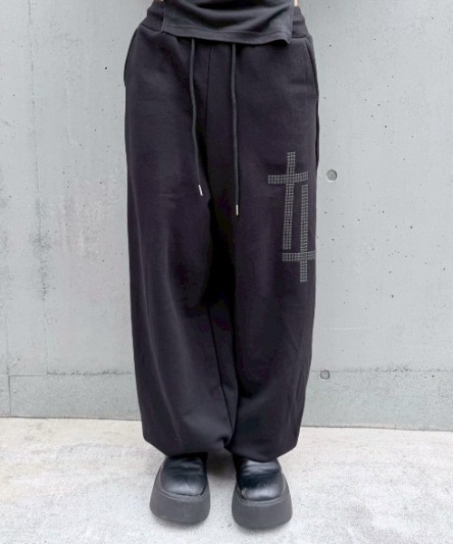 Never mind the XU / Chikashitsu+(ネバーマインド ザ エックスユー / チカシツプラス)の「【nmtc+】cross studs sweat pants / 【エヌエムティーシープラス】クロススタッズスウェットパンツ<着用動画あり>(スウェットパンツ・メンズ・ホワイト/ブラック・ONE SIZE)」の16枚目の写真