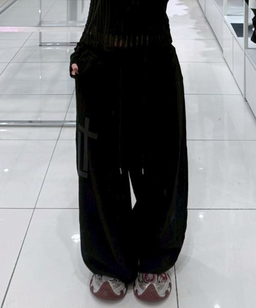 Never mind the XU / Chikashitsu+(ネバーマインド ザ エックスユー / チカシツプラス)の「【nmtc+】cross studs sweat pants / 【エヌエムティーシープラス】クロススタッズスウェットパンツ<着用動画あり>(スウェットパンツ・メンズ・ホワイト/ブラック・ONE SIZE)」の21枚目の写真