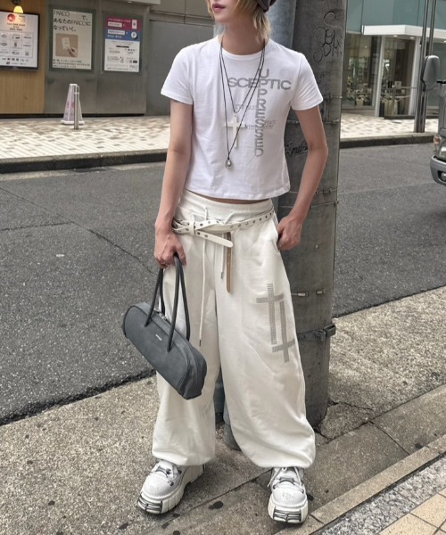 Never mind the XU / Chikashitsu+(ネバーマインド ザ エックスユー / チカシツプラス)の「【nmtc+】cross studs sweat pants / 【エヌエムティーシープラス】クロススタッズスウェットパンツ<着用動画あり>(スウェットパンツ・メンズ・ホワイト/ブラック・ONE SIZE)」の22枚目の写真