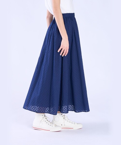 To b. by agnes b.（トゥービーバイアニエスベー）の「フラワー コットン カット ジャカード スカート（スカート・レディース・ネイビー・36）」の3枚目の写真